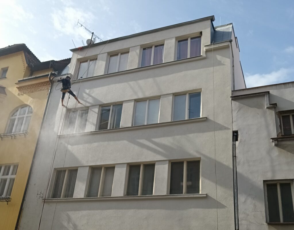Tlakové čištění fasády pomocí horolezecké techniky